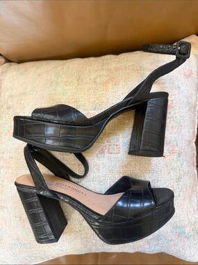 Chinese Laundry Black Croc-Embossed Platform Sandals